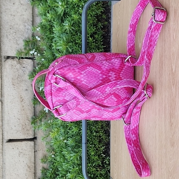 BETSEY JOHNSON Fuchsia Pink and Black Mini Cat backpack NWOT - Picture 3 of 11